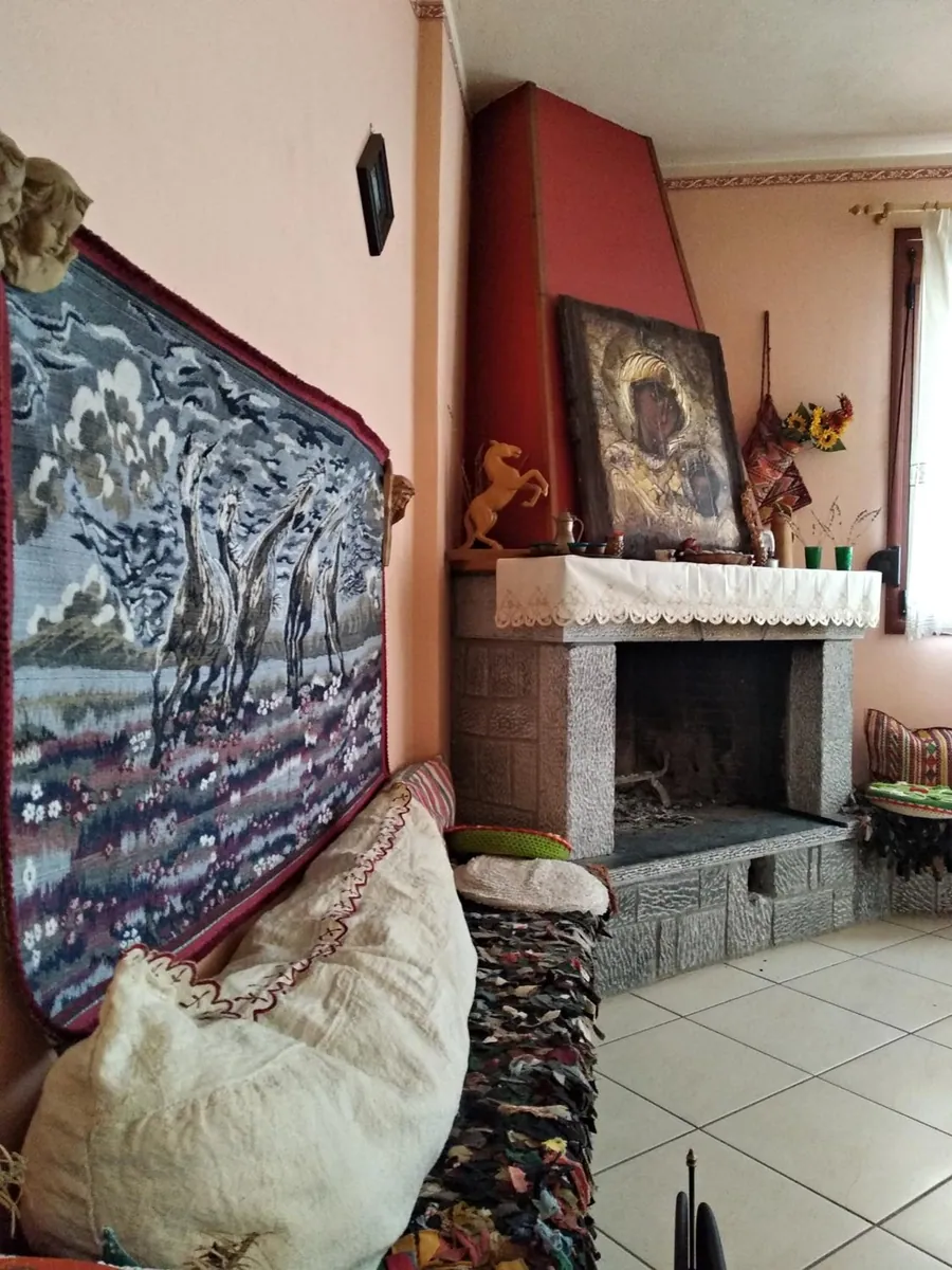 Υφαντά και τζάκι στη σάλα