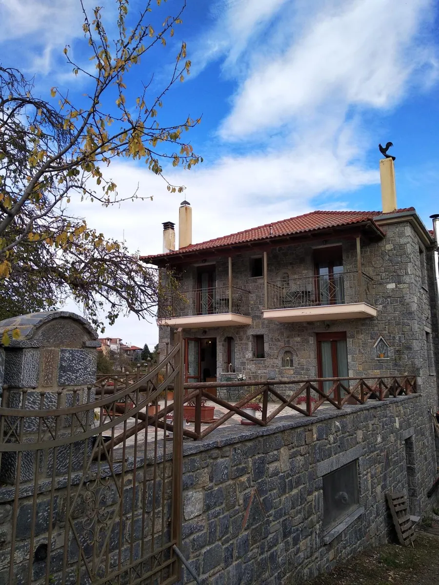 Ο ξενώνας πίσω από τα δέντρα