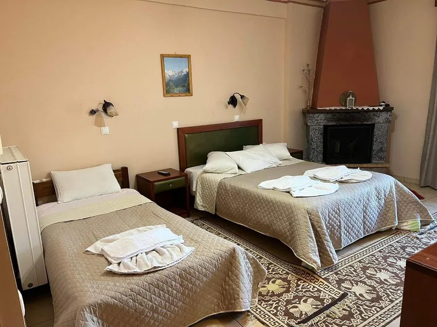 Δωμάτιο με διπλό και μονό κρεβάτι και τζάκι